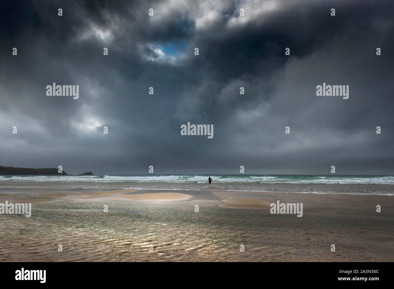 Dunkle dramatische Wolkenhimmel auf den Fistral Beach in Newquay in Cornwall. Stockfoto