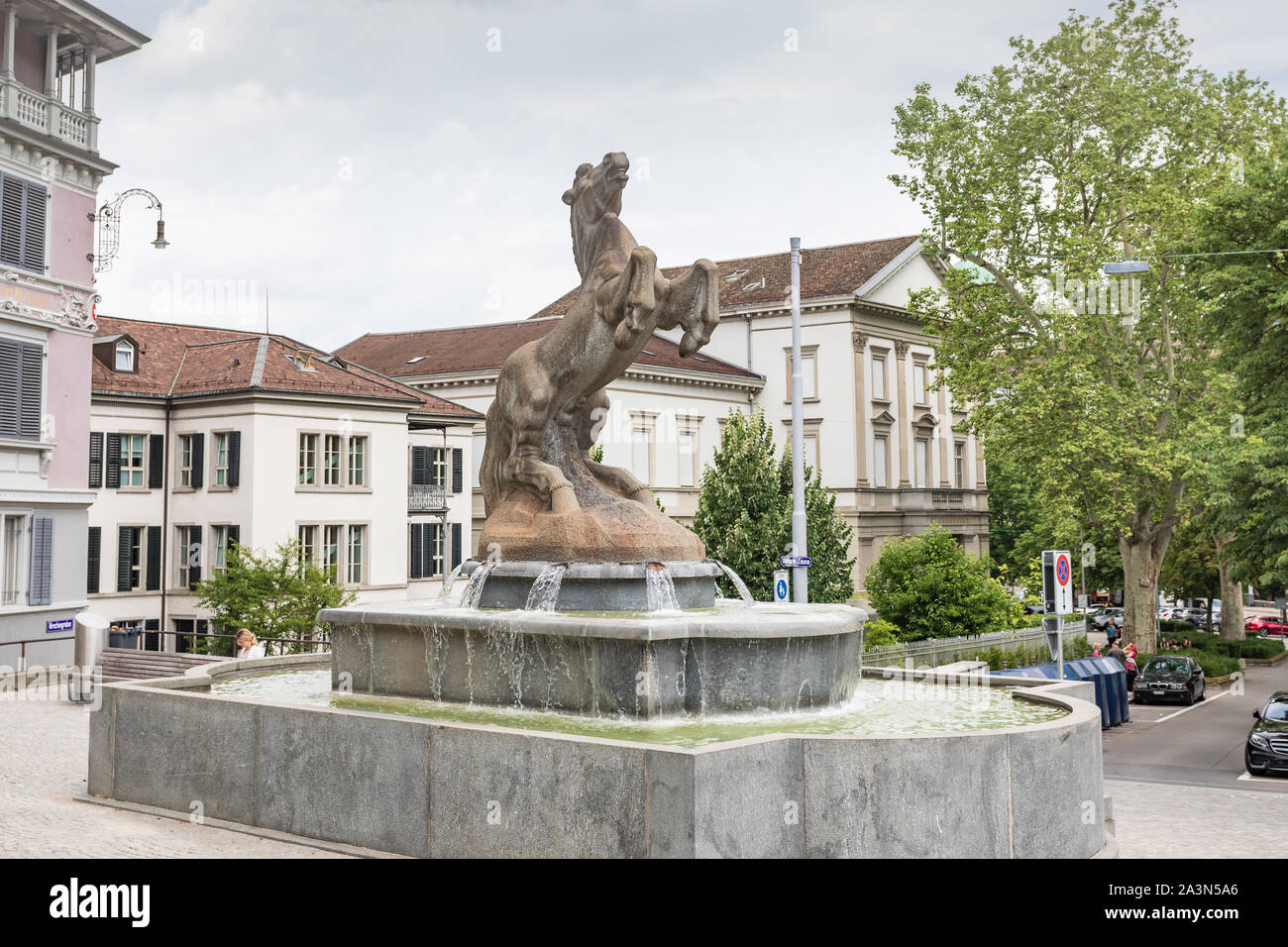 Der Manesse-Brunnen des Bildhauers Johann Rigendinger am Hirschgraben in Zürich, Schweiz ist eine Skulptur eines aufragenden Pferdes Stockfoto