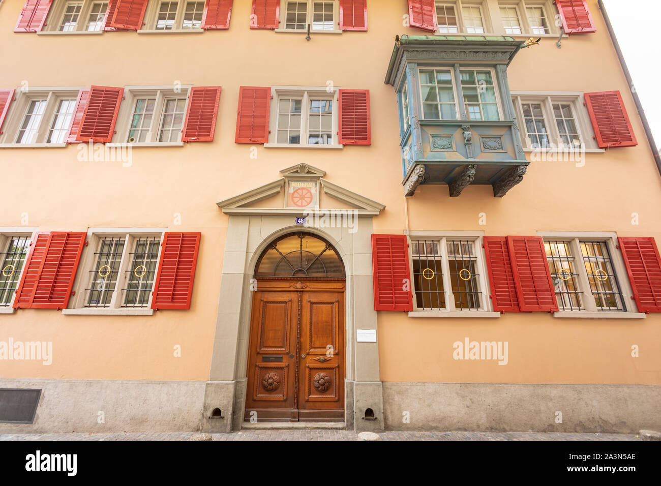 Außenansicht eines Wohnhauses in der Kirchgasse Straße Zürich, Schweiz Stockfoto