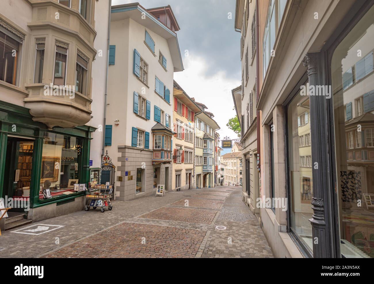Leere Straße mit Geschäften und Boutiquen in der Kirchgasse Zürich, Schweiz Stockfoto