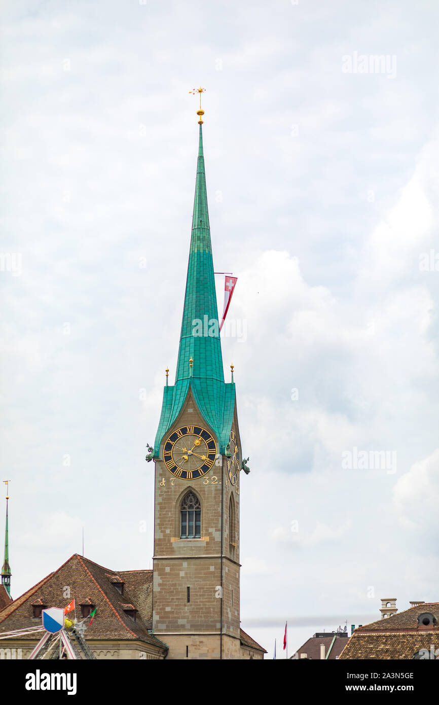 Uhrturm der Fraumunster Kirche in Zürich, Schweiz Stockfoto