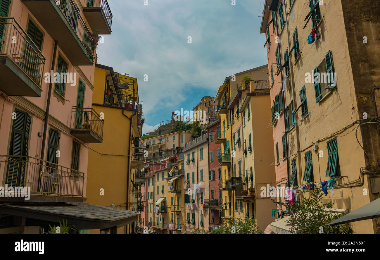 Ein Bild von den Gebäuden der Hauptstraße von Riomaggiore, in Cinque Terre. Stockfoto