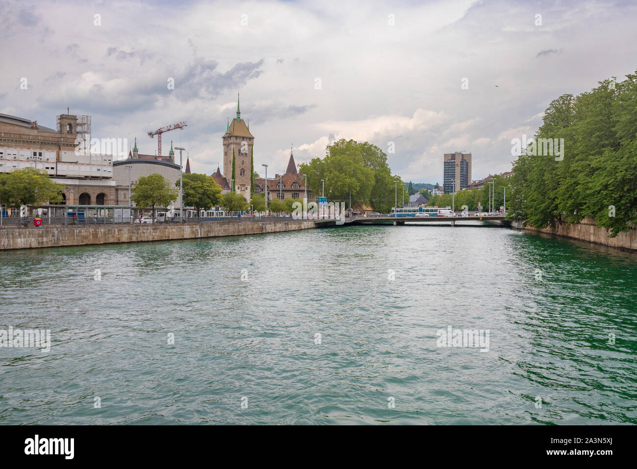 Blick auf den Fluss Limmat und die Gebäude in Zürich, Schweiz Stockfoto