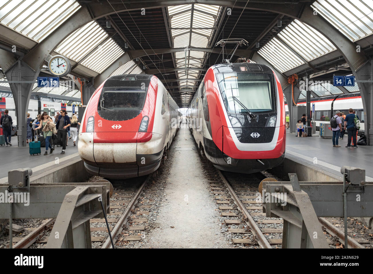 Schweizer Züge, die an einem Bahnsteig im Züricher Hauptbahnhof gestopft sind, ist Zürichs Hauptbahnhof, oft mit Zürich HB abgekürzt Stockfoto