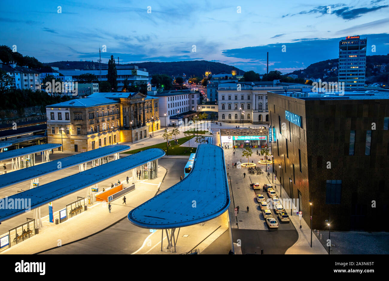 Wuppertal, Deutschland, zentralen Busbahnhof am Hauptbahnhof, 5 Plattformen mit 18 Haltestellen für die WSW-Busse, direkt neben den Bahngleisen, Stockfoto