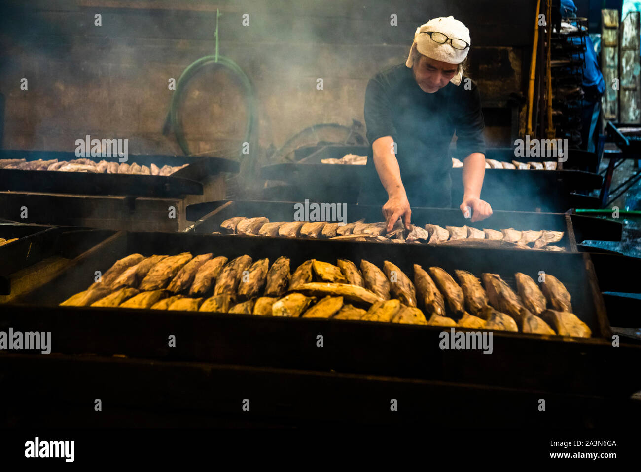 Yasuhisa Serizawa ist katsuobushi Herstellen, bei Nishiizu-Cho, Shizuoka, Japan Stockfoto