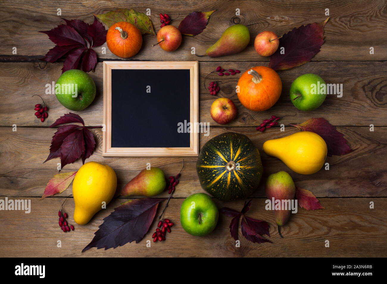 Holz- quadratische Bilderrahmen mockup mit Kürbisse, Äpfel, Birnen im rustikalen Hintergrund. Leeren Rahmen mock up für Presentation Design. Vorlage framin Stockfoto