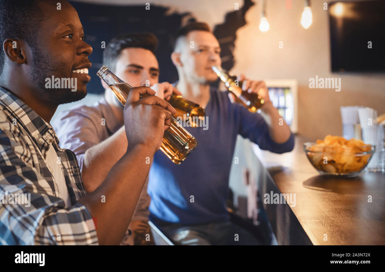 Junge Fußball-Fans Spiel im Pub beobachten Stockfoto