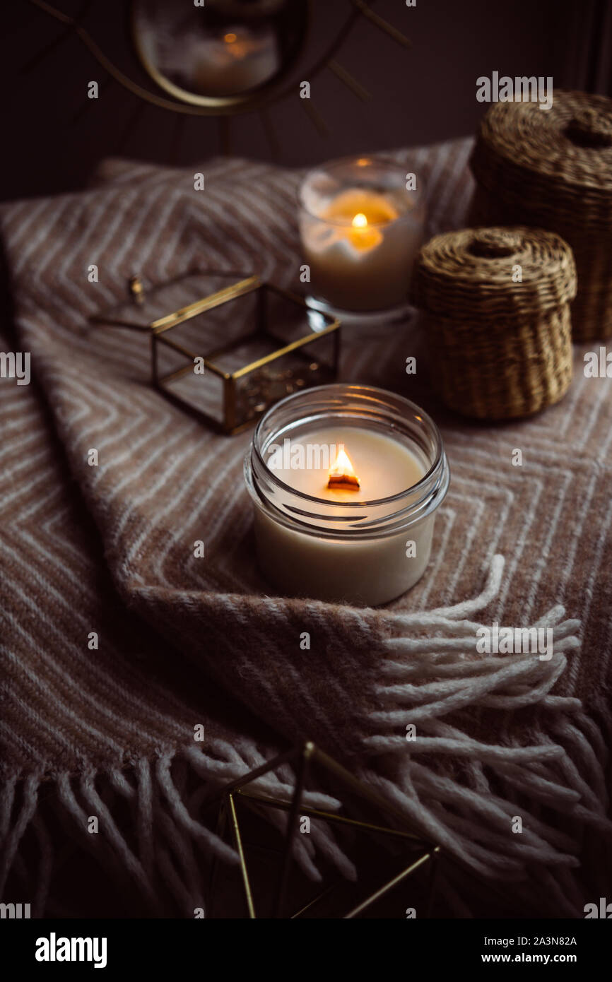 Brennende handgefertigte Kerze mit Holz- wick im Glas Stockfoto