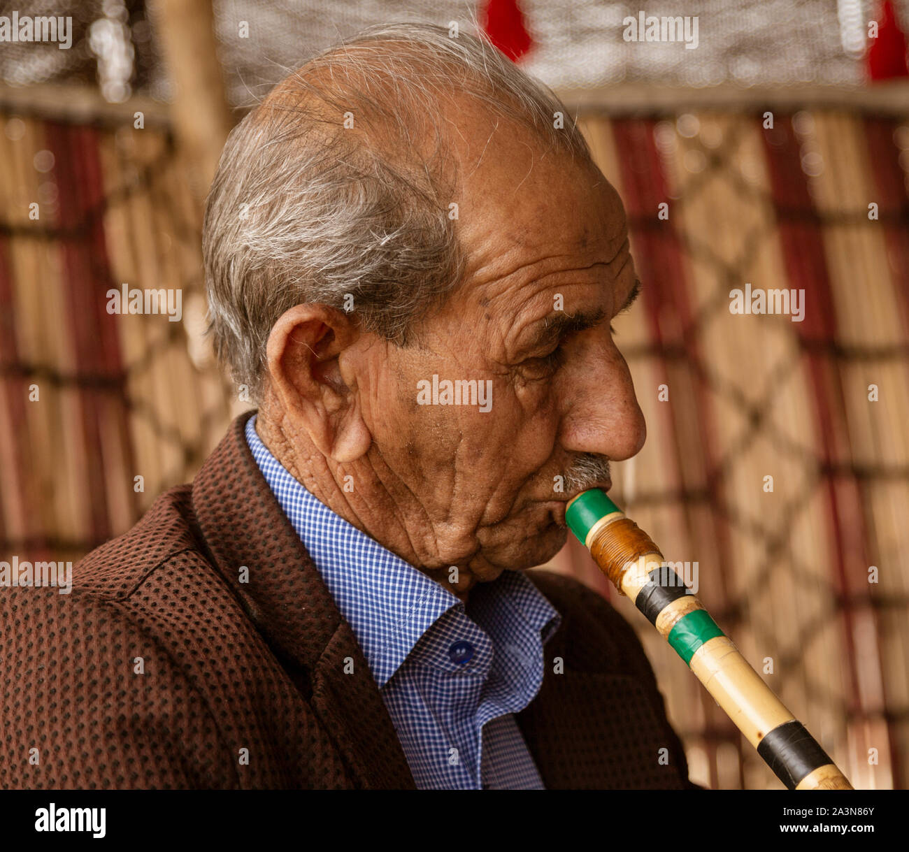 Shiraz, Iran - 2019-04-09-Qashgal Mann spielt traditionelle Flöte Musical Instrument. Stockfoto