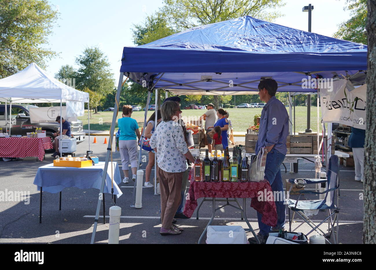 Chantilly, VA/USA - September 19, 2019: Frauen im Gespräch mit Wein Hersteller am Chantilly Gemeinschaft Foodworks Farmers Market Stockfoto