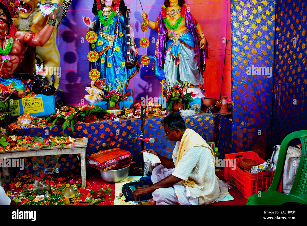 Chanda Bazar,24 Parganas, Indien, 6. Oktober, 2019: Hindu Priester. Pandit, Brahman lesen Hinduistische Mantra in einem pandal Rituale der Puja Stockfoto
