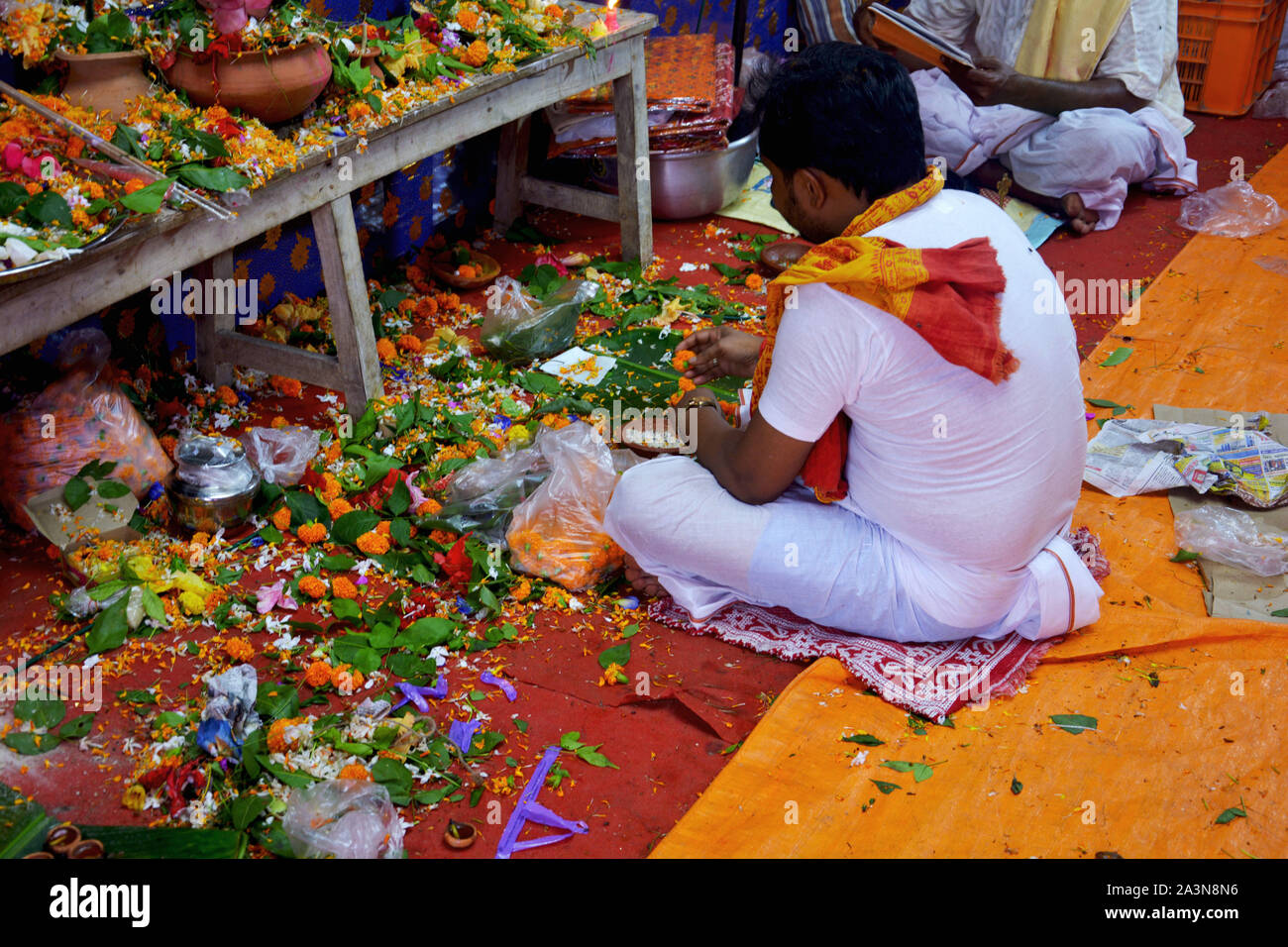 Chanda Bazar,24 Parganas, Indien, 6. Oktober, 2019: Hindu Priester. Pandit, Brahman lesen Hinduistische Mantra in einem pandal Rituale der Puja Stockfoto