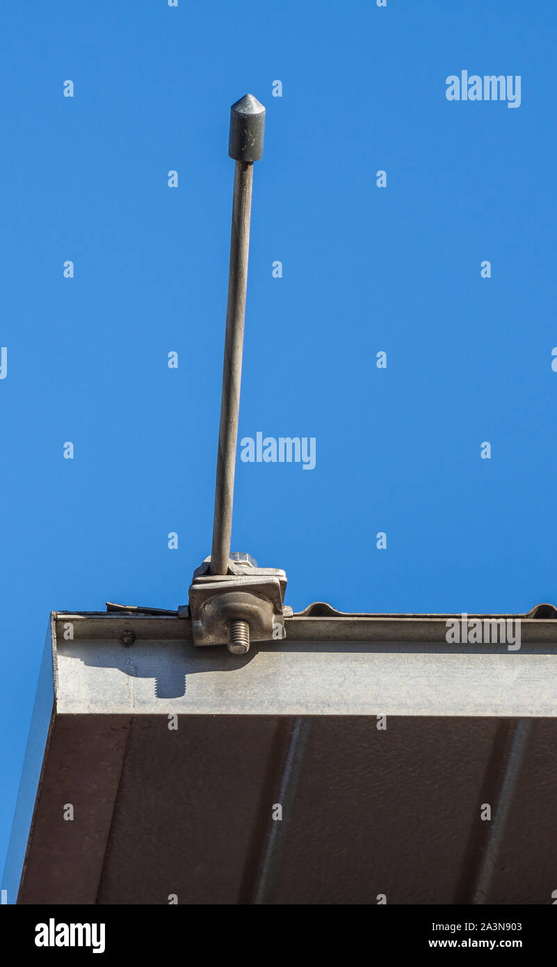Blitzstromableiter auf dem Dach Stockfoto