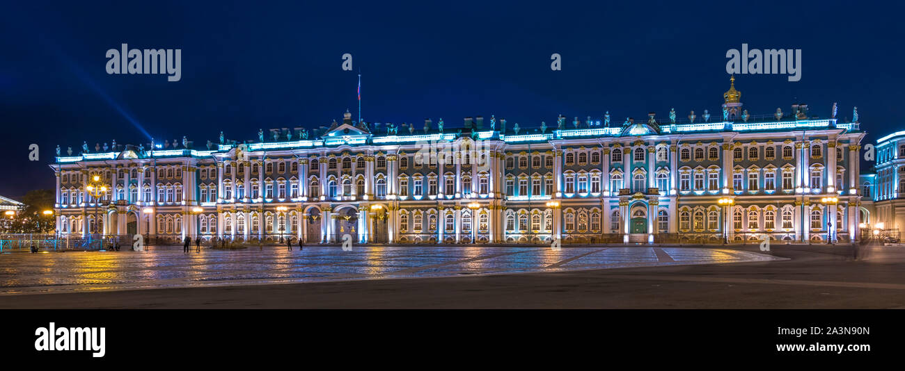 Die Eremitage bei Nacht beleuchtet in St. Petersburg, Russland. Stockfoto