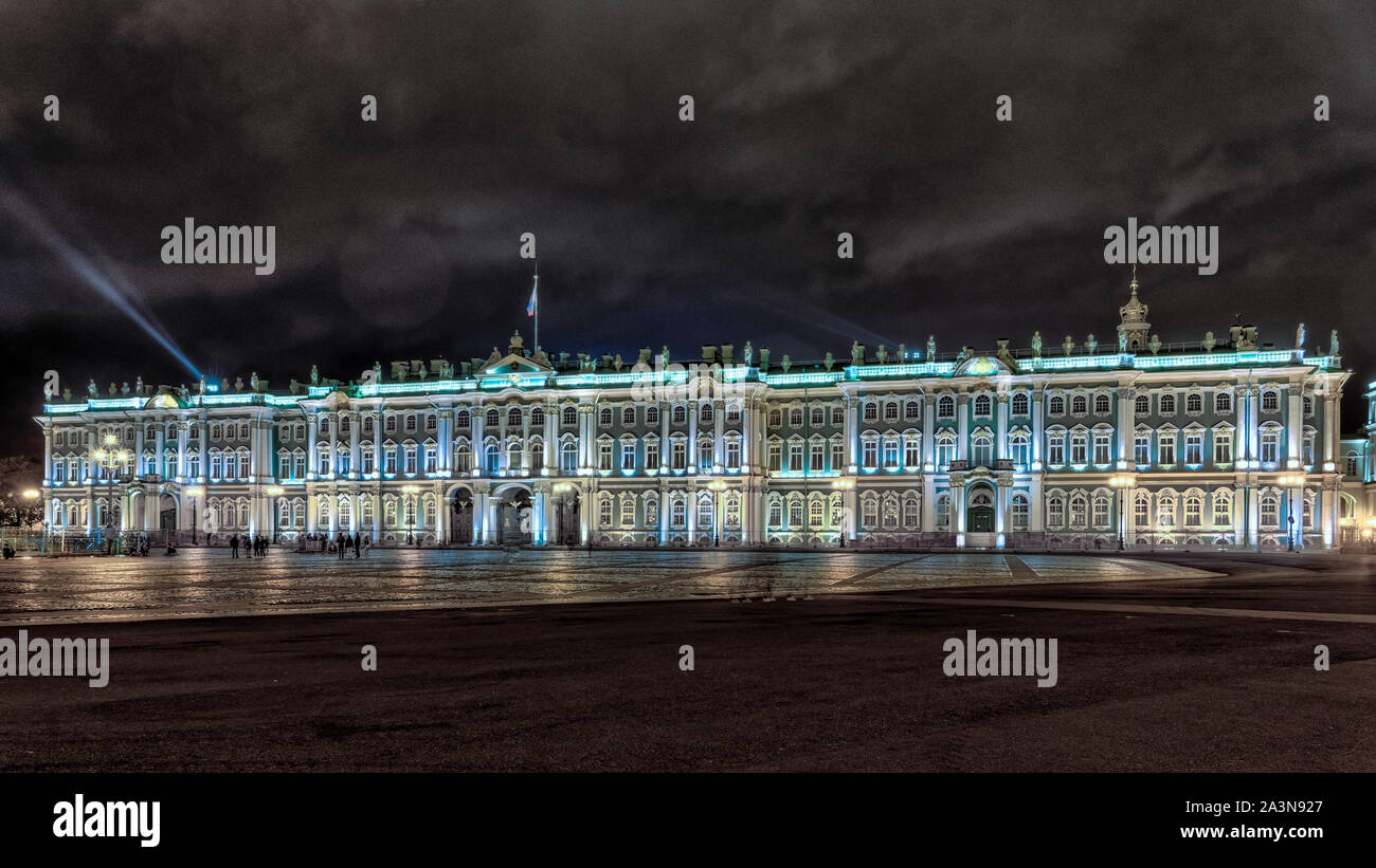 Die Eremitage bei Nacht beleuchtet in St. Petersburg, Russland. Stockfoto