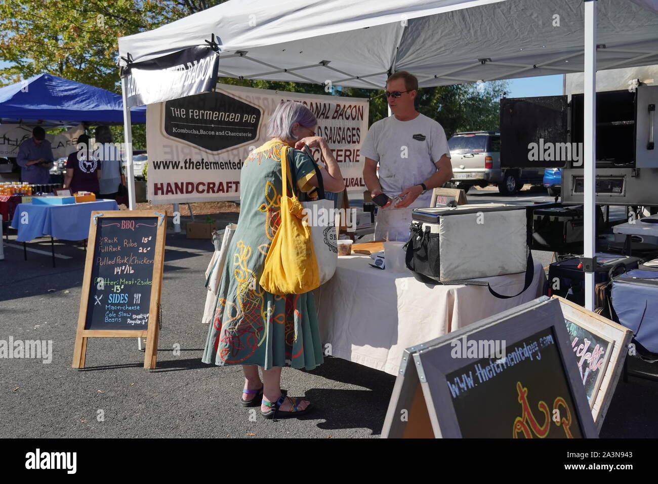 Chantilly, VA/USA - September 19, 2019: Ältere kaukasische Frau kaufen Lebensmittel an der Chantilly Gemeinschaft Foodworks Farmers Market Stockfoto