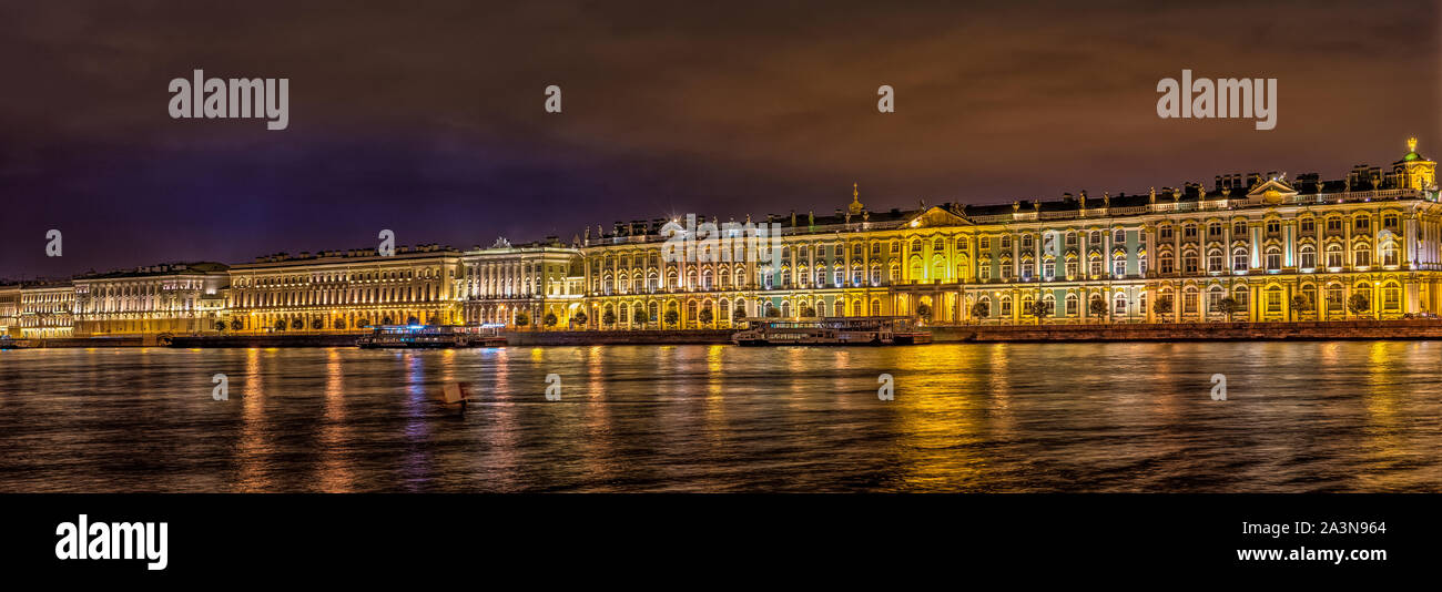Die Eremitage bei Nacht beleuchtet in St. Petersburg, Russland. Stockfoto