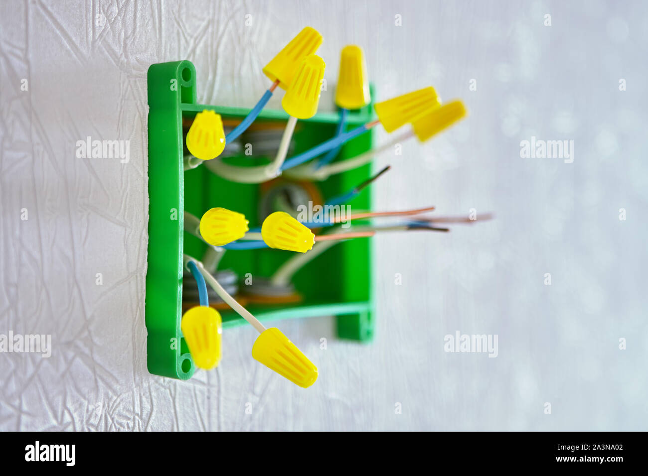 Mit einer isolierenden Verbindung der Klemmen oder eine Schraube - in Verbindung Kabel Mutter zum Spleißen Elektrokabel in einem Anschlusskasten der elektrischen Verkabelung. Stockfoto