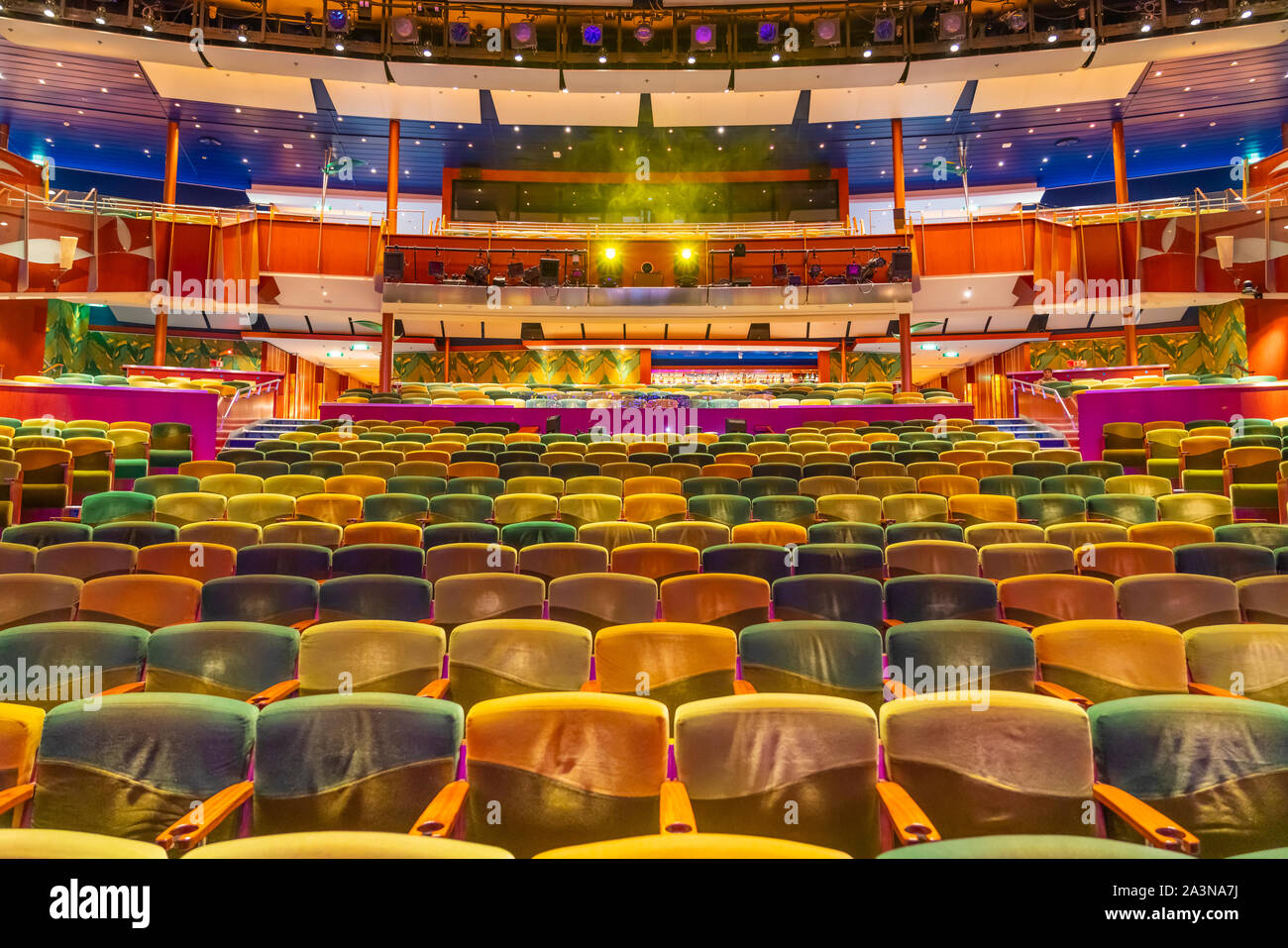 Die Tropischen Theater an Bord der Royal Caribbean Cruise Ship Serenade der Meere. Stockfoto