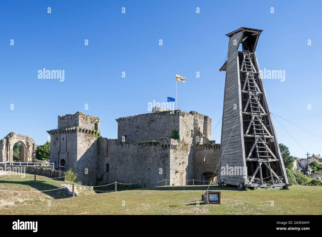 Mittelalterliche Belagerung Tower/Verstoß gegen Turm im Château de Tiffauges, auch als das Château de Barbe-bleue/Herzog Blaubarts Burg, Vendée, Frankreich Stockfoto