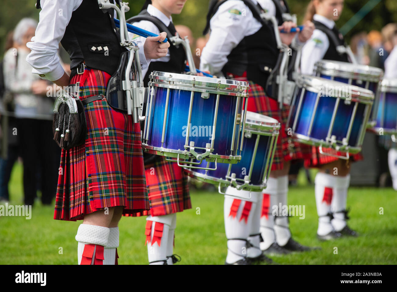 Pipe Band drummer drums, und Kilts sporrans in Peebles highland games. Scottish Borders, Schottland Stockfoto
