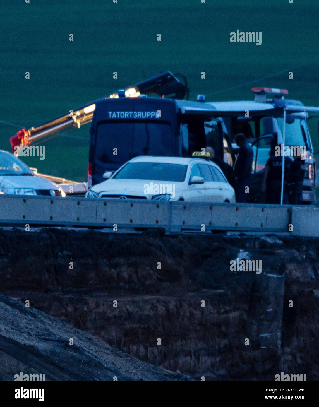 Werschen, Deutschland. 09 Okt, 2019. Die Polizei ermittelt gegen eine Taxi auf der Bundesstrasse 91. Zwei Menschen wurden in den Schüssen in Halle feuerte getötet. Credit: Swen Pförtner/dpa/Alamy leben Nachrichten Stockfoto