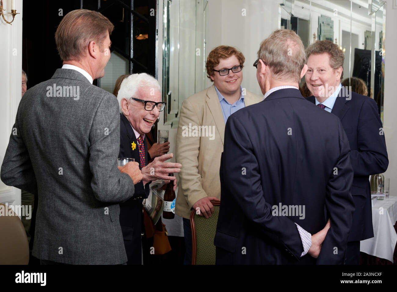 Barry Cryer, ein Wilson & Andrew Lownie in den Oldie literarische Mittagessen; 08/10/19. Stockfoto