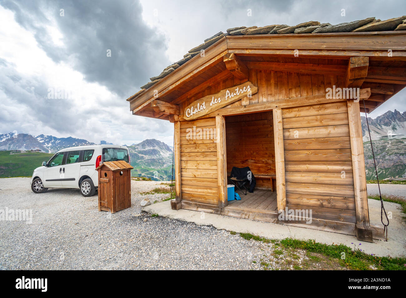 Blick mit weißem Auto in der Nähe der kleinen Blockhütte Chalet des Autres im Parc national de la Vanoise, Frankreich geparkt Stockfoto