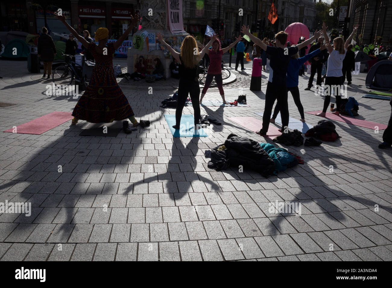 Umweltaktivisten Yoga während Protest über den Klimawandel während einer Besetzung des Trafalgar Square in Central London, ist der dritte Tag der zwei Wochen anhaltenden weltweiten Protest von Mitgliedern des Aussterbens Rebellion, am 9. Oktober 2019, in London, England. Stockfoto