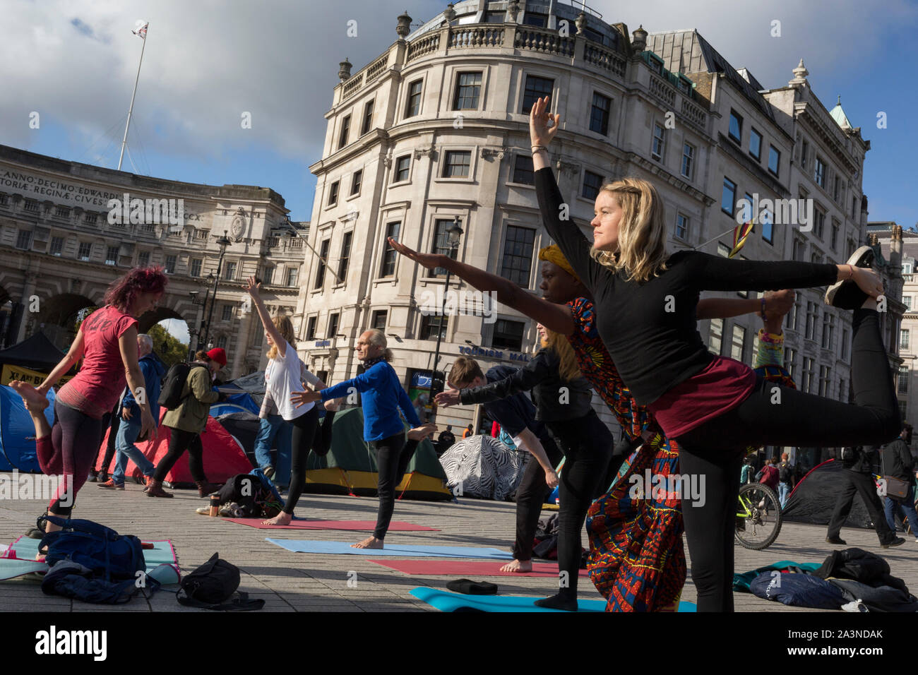 Umweltaktivisten Yoga während Protest über den Klimawandel während einer Besetzung des Trafalgar Square in Central London, ist der dritte Tag der zwei Wochen anhaltenden weltweiten Protest von Mitgliedern des Aussterbens Rebellion, am 9. Oktober 2019, in London, England. Stockfoto