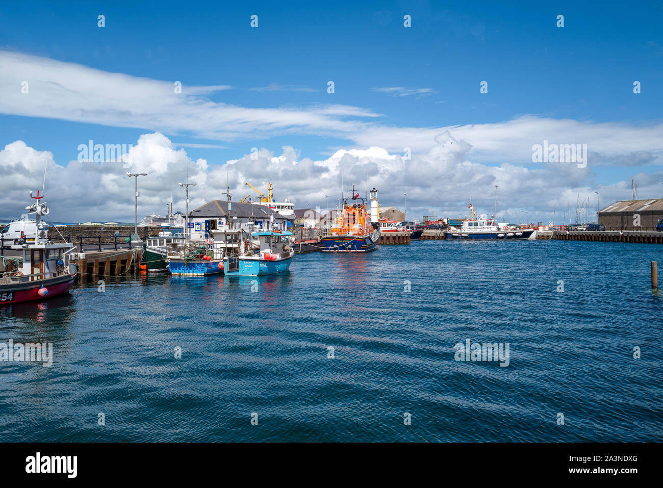 Kirkwall, Orkney, Scoland - Juni 4, 2019: Fischer Boote im Hafen Stockfoto