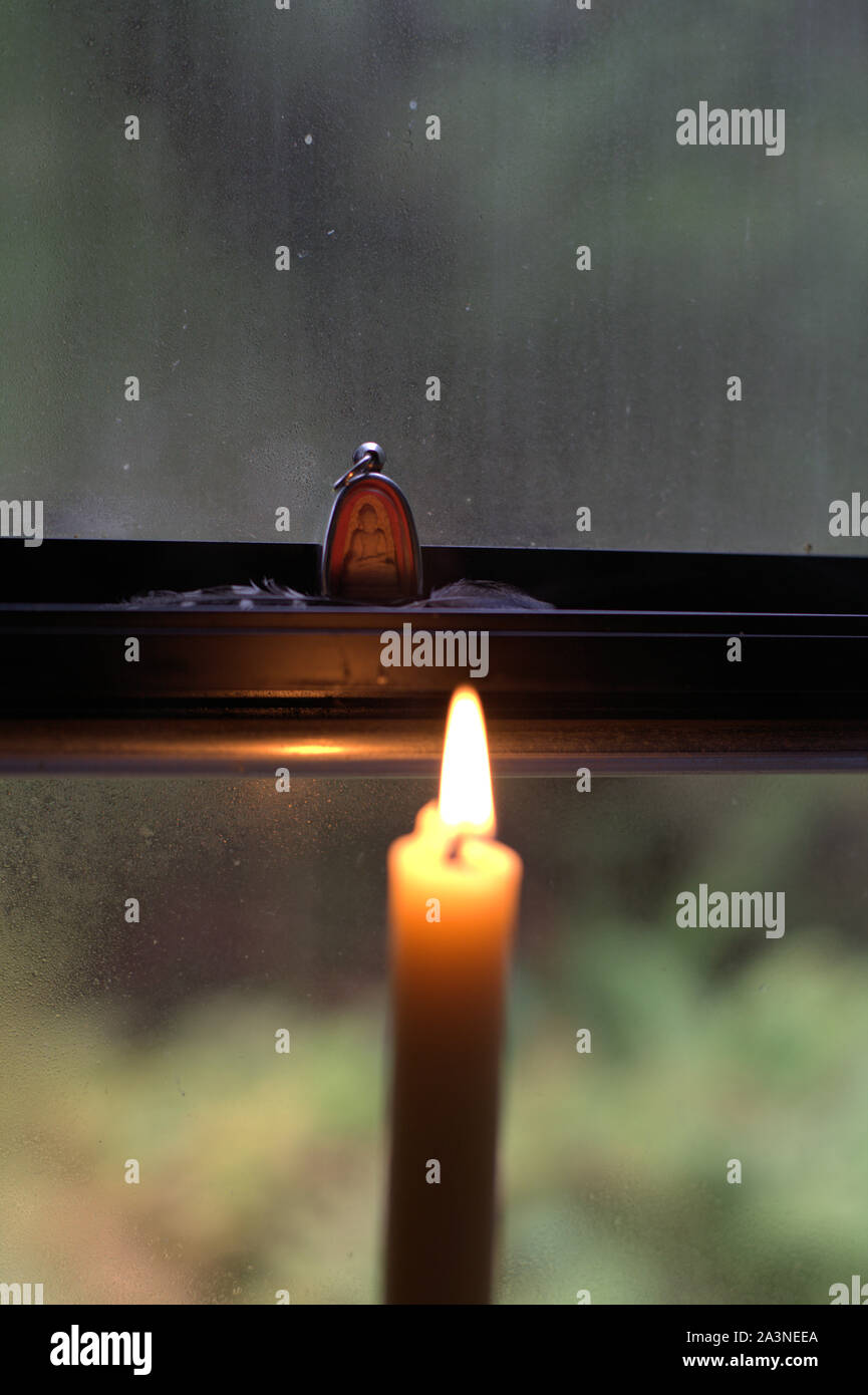 Kerze im fenster Fotos und Bildmaterial in hoher Auflösung Alamy