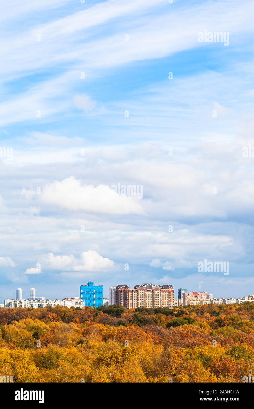 Weiße Wolken im blauen Himmel über gelb City Park an sonnigen Herbsttag Stockfoto