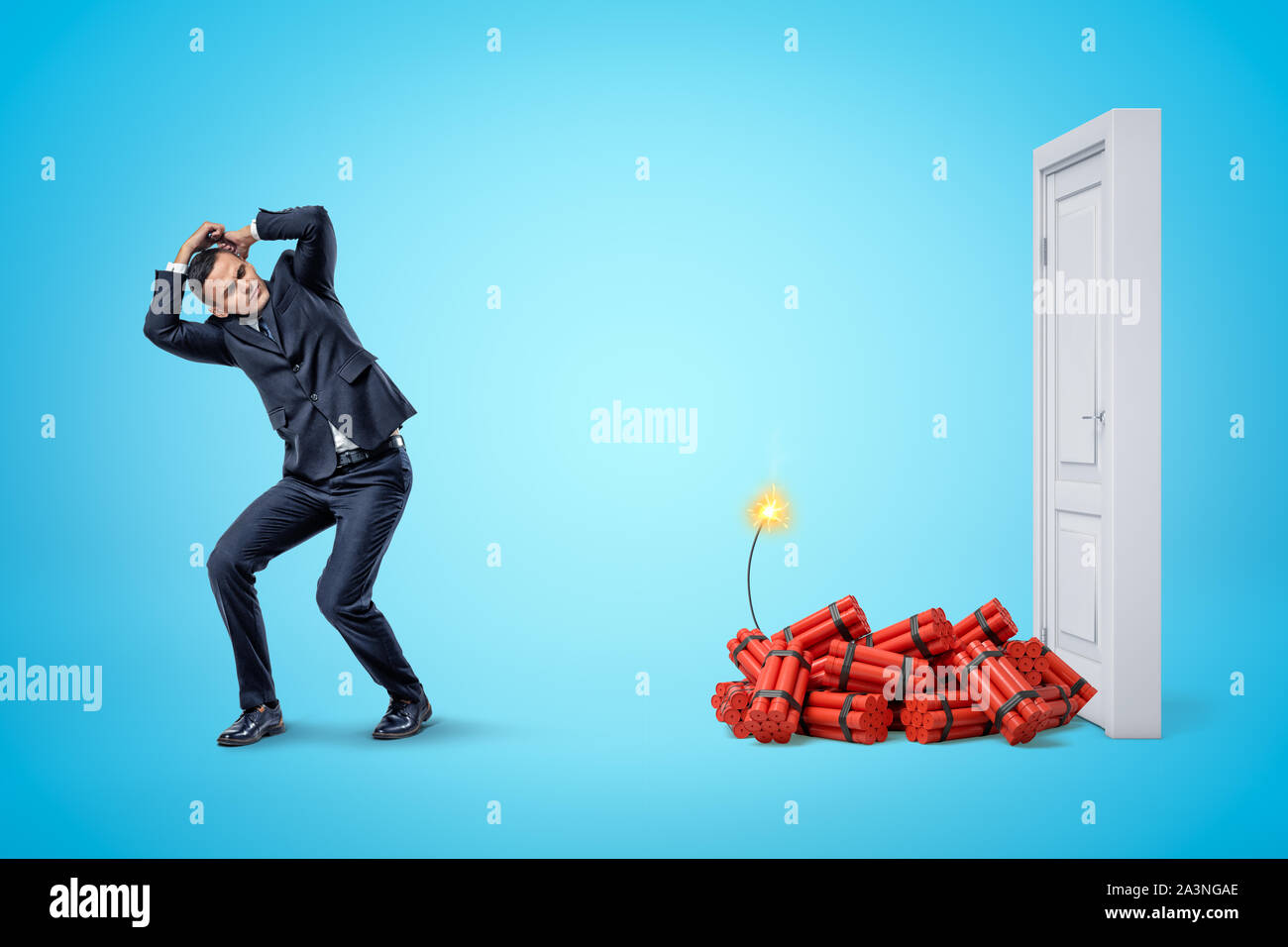 Unternehmer selbst schützen mit Händen und rot Dynamite Sticks mit beleuchteten Sicherung neben der weißen Tür auf blauem Hintergrund Stockfoto