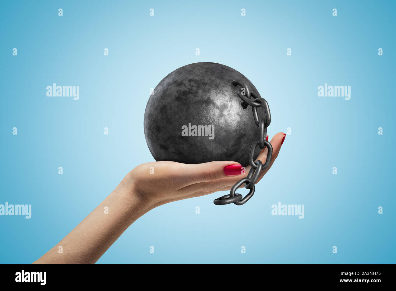 Seite Nahaufnahme des Woman's Hand nach oben gedrückt und schwarze Kugel und Kette von blauen Farbverlauf Hintergrund. Stockfoto