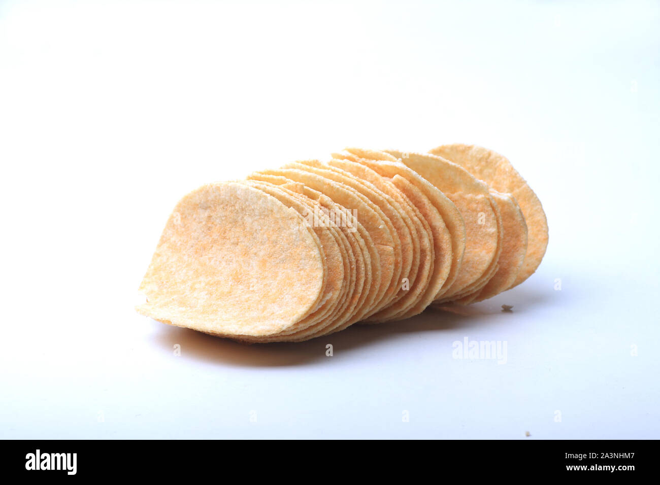 Ein Haufen Kartoffelchips auf weißem Hintergrund. Bild enthält Platz kopieren Stockfoto