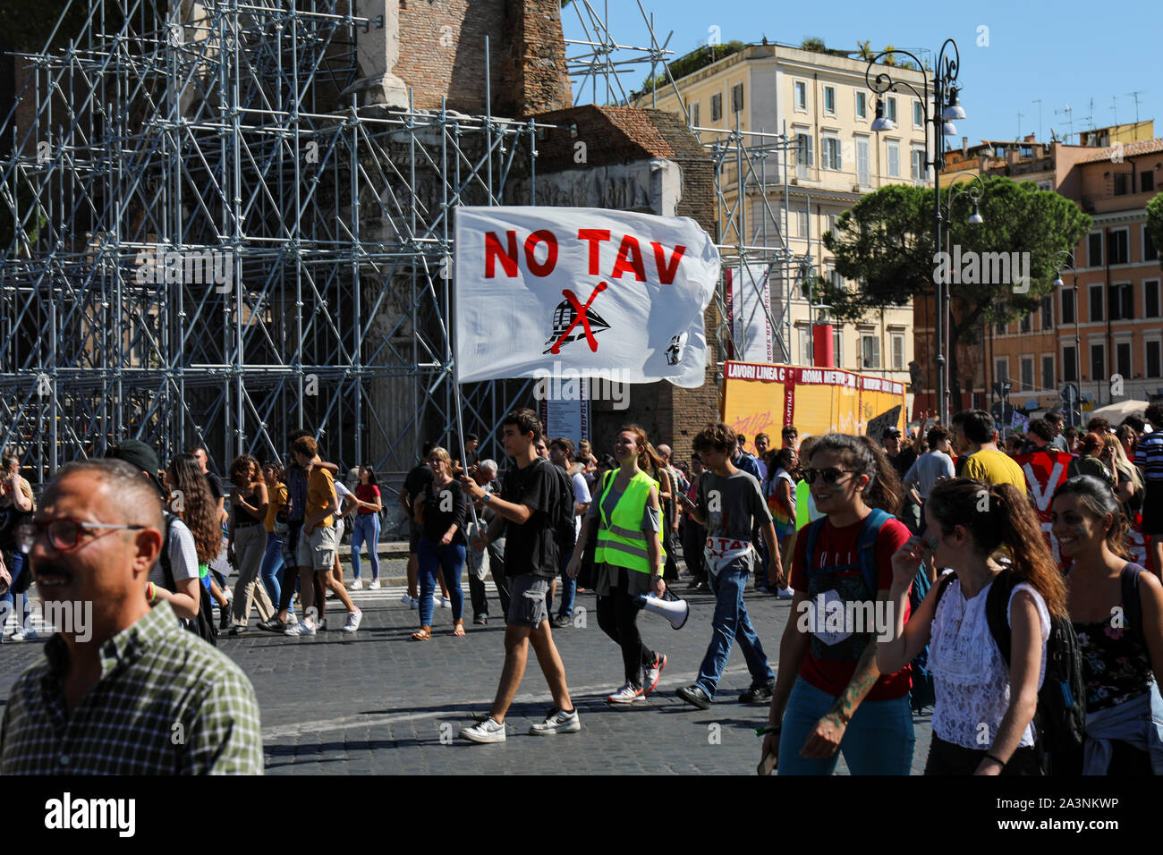 Freitags für Zukunft. Schule Streik für das Klima. Junge Demonstrantin, die eine Flagge gegen Treno Alta Velocità (High Speed Train) in Rom, Italien. Stockfoto