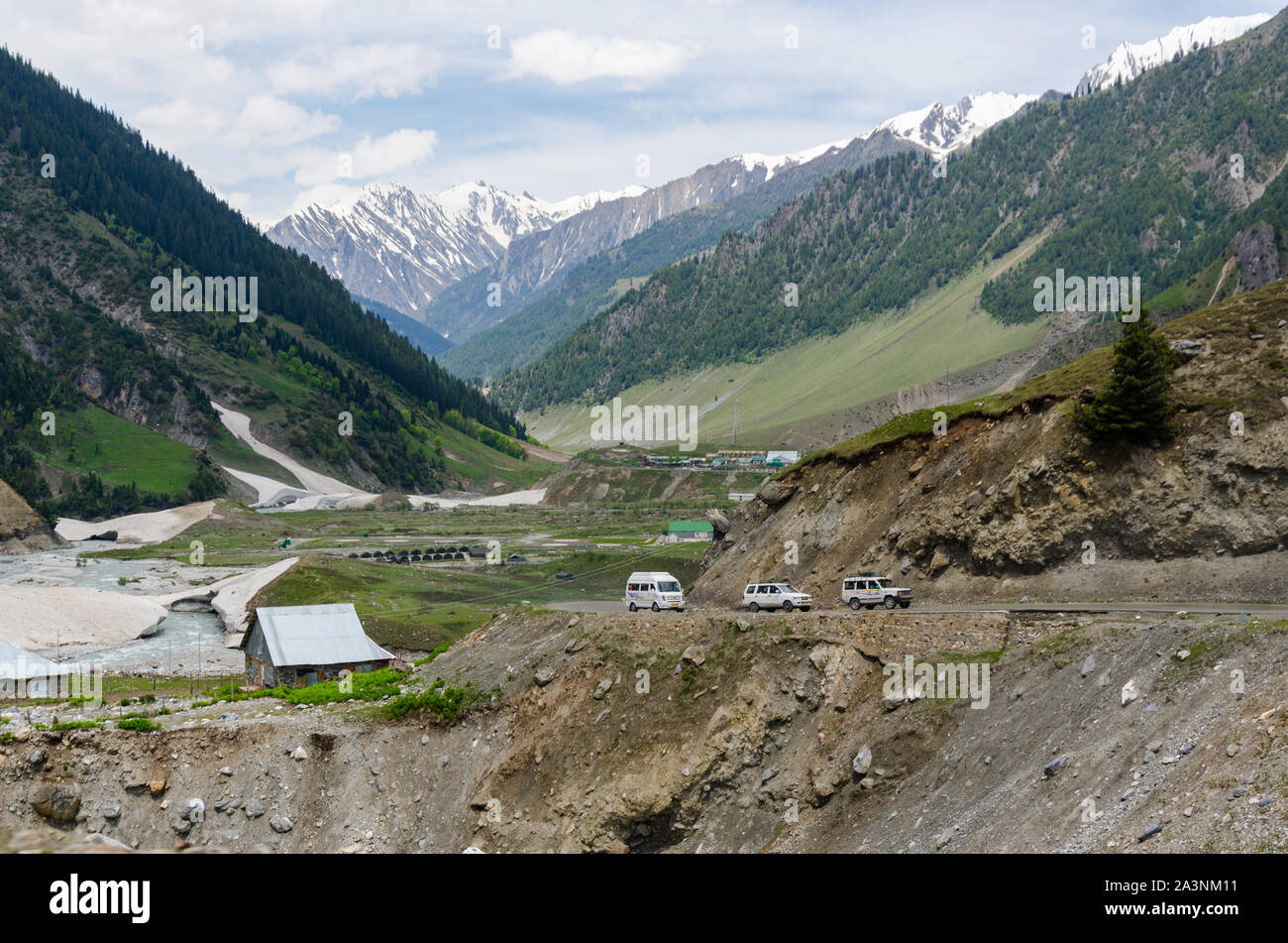 Blick auf die Landschaft und Srinagar - Leh Autobahn während der Sommersaison bei Baltal, Jammu und Kaschmir, Indien Stockfoto
