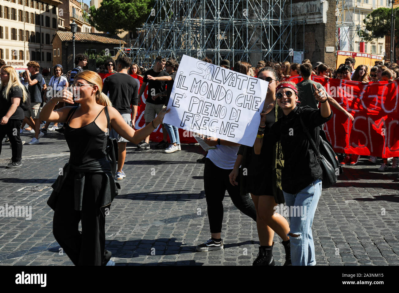 Freitags für Zukunft. Schule Streik für das Klima. Italienische Jugendliche marschieren mit einem Plakat mit stark Sprache in Rom, Italien. Stockfoto