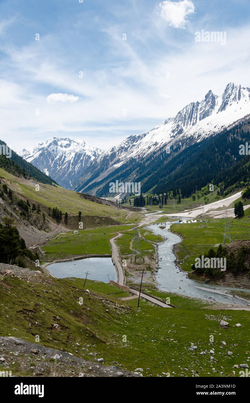 Schöne Landschaft, bestehend aus der grünen Landschaft und schneebedeckten Bergen neben Srinagar - Leh Autobahn in Baltal, Jammu und Kaschmir, Indien Stockfoto