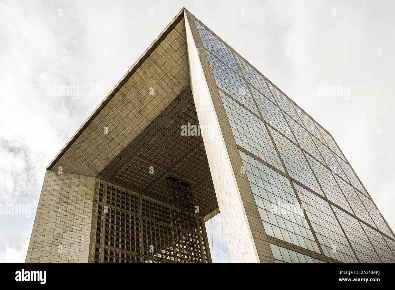 Der Bogen in La Defense (La Grande Arche de la Défense). Paris, Frankreich. Stockfoto