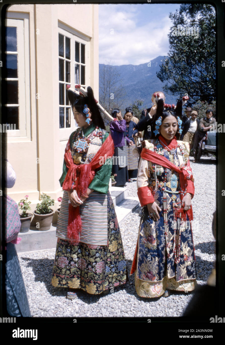 Prinzessin, die Schwester des Königs von Sikkim, stehend auf der rechten Seite, im traditionellen royal Kleid, während der Krönung von König, Gangtok, Sikkim. Stockfoto