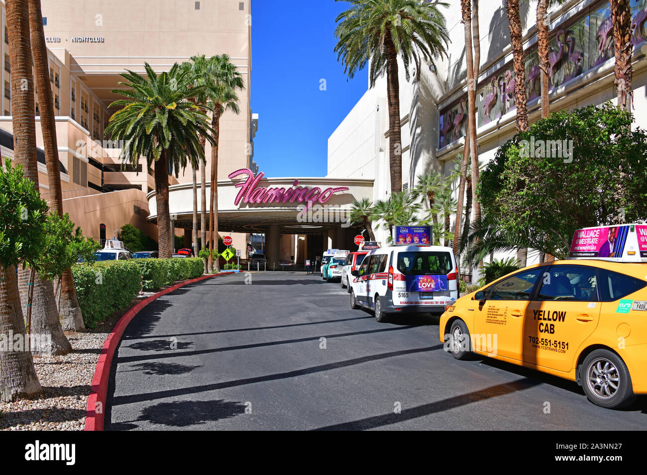 In Las Vegas, Nevada, USA, 30. September 2018. Dies ist der Eingang zur Lobby des Flamingo Hotel und Casino. Eine lange Reihe von Taxi warten zu gemietet werden Stockfoto