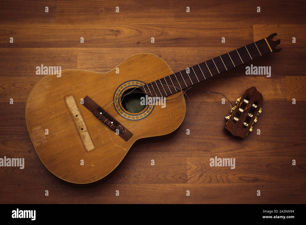 Klassische Gitarre mit Nylonsaiten abgebrochene Kopfplatte und Brücke Stockfoto