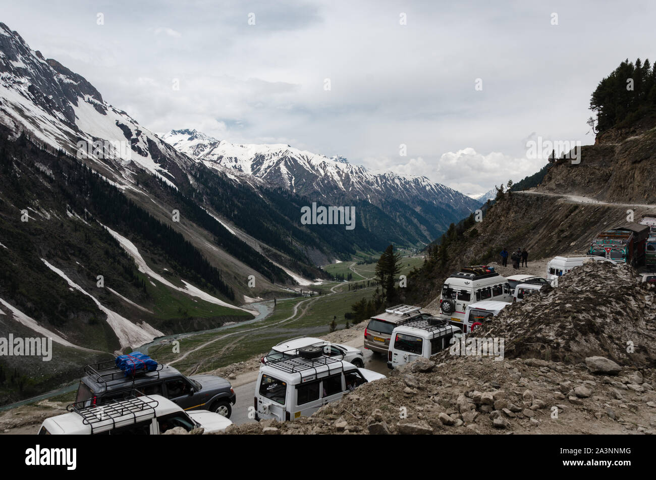 Verkehrsstaus während der touristischen Saison das ist Sommer auf Zoji La Pass, Srinagar - Leh National Highway, Jammu und Kaschmir, Indien Stockfoto