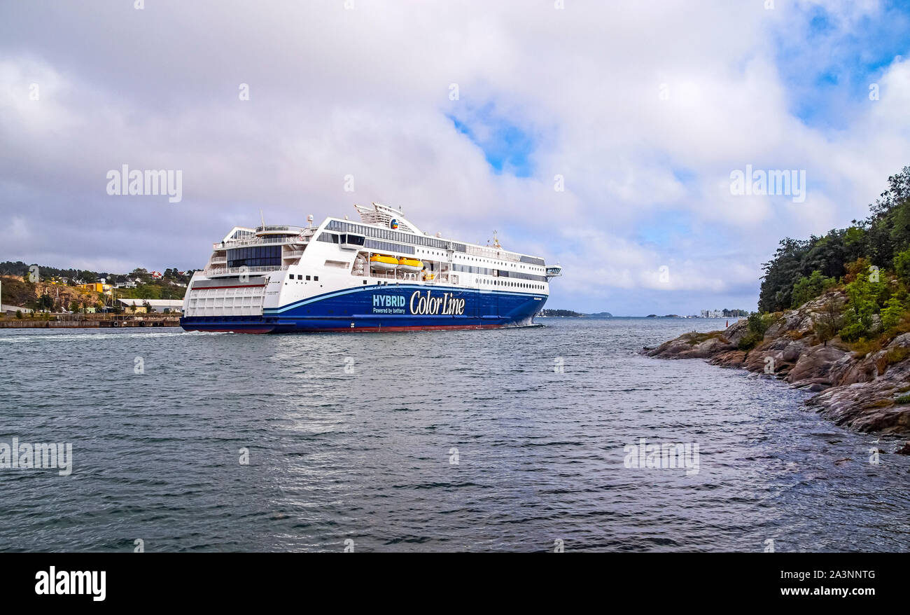 Neue color line Auto- und Passagierfähre Farbe Hybrid im Hafen von Sandefjord Norwegen Europa verlassen für Strömstad in Schweden Stockfoto