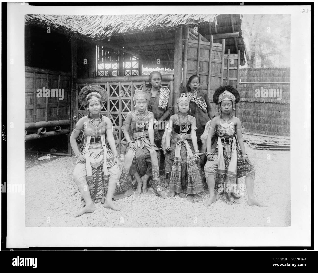 Sechs javanischen Frauen, zwei im nativen Kleid, vier in Kostüm, full-length Portrait, vor der JAVANISCHEN Wohnung sitzt, Paris Exposition, 1889 Stockfoto