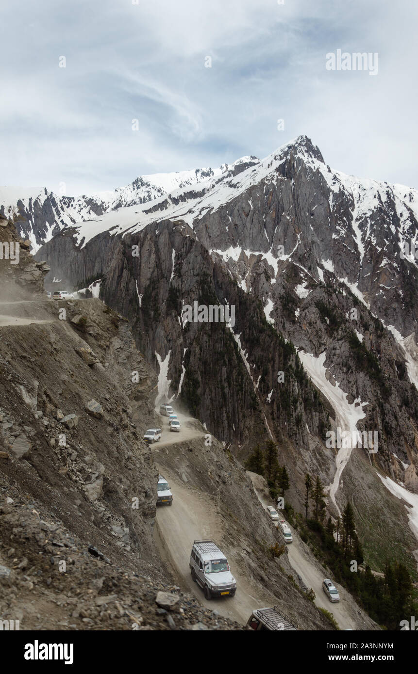 Blick auf drei Ebenen von Straße und Fahrzeuge ihren Weg bis zu machen auf dem Zoji La Pass, Srinagar - Leh National Highway, Jammu und Kaschmir, Indien Stockfoto