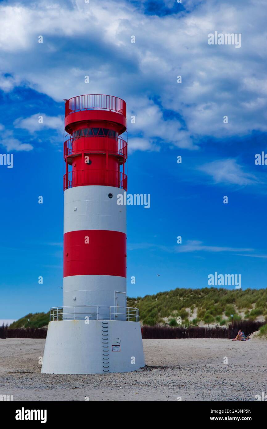 Die roten und weißen kleinen Leuchtturm auf der Insel Düne - Helgoland - Deutschland mit blauem Himmel Stockfoto